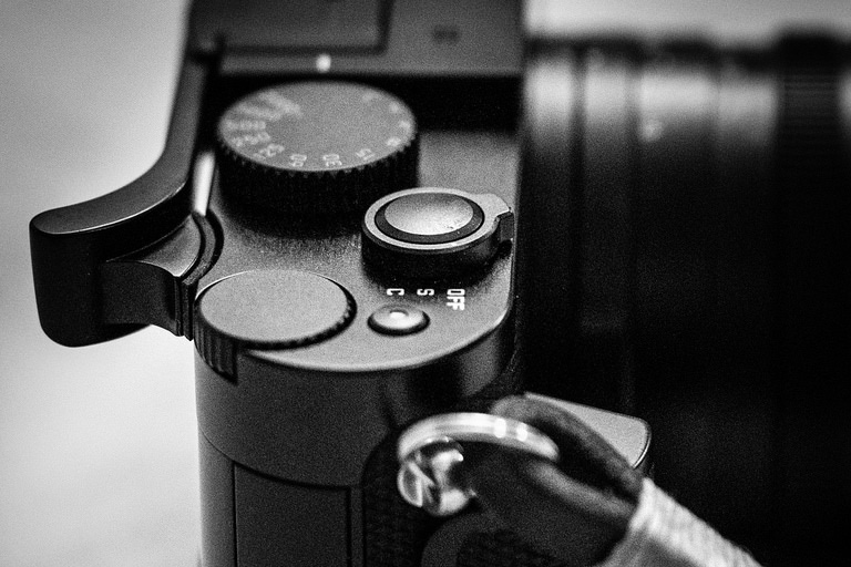 Match Techical EP-SQ Leica Q Thumbs Up