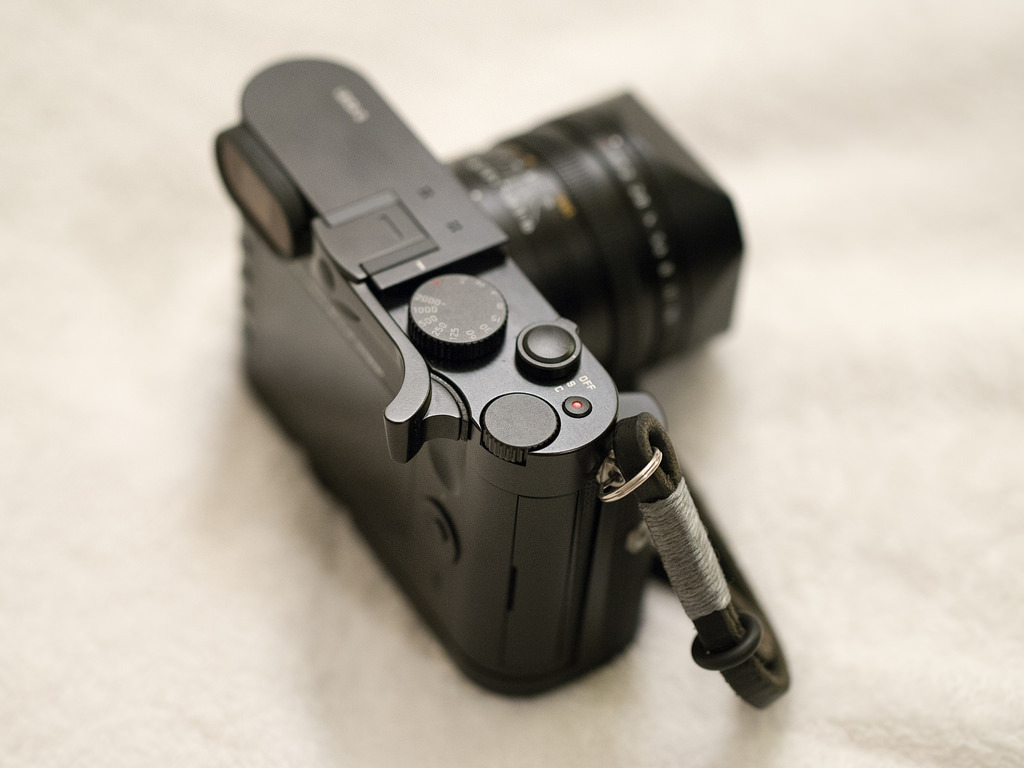 Match Technical Leica Q Thumbs Up EP-SQ